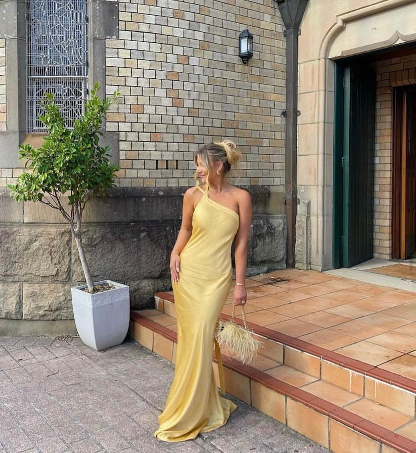 Xynara ™ | Elegant off-the-shoulder dress with lacing