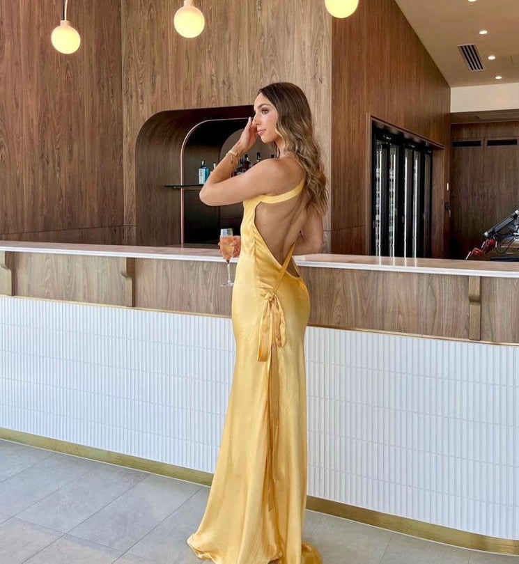 Xynara ™ | Elegant off-the-shoulder dress with lacing